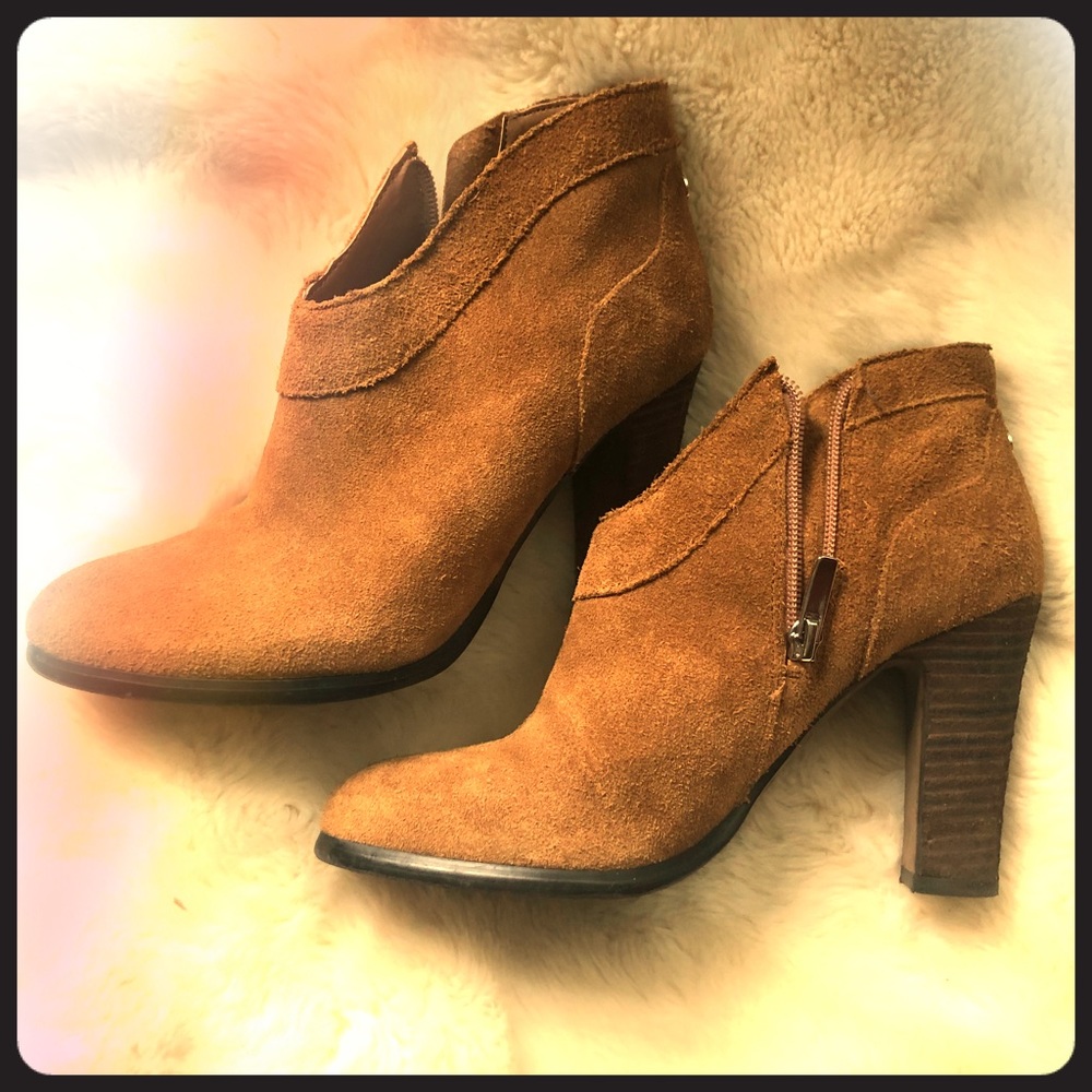 Crown Vintage caramel suede booties, size 7.5